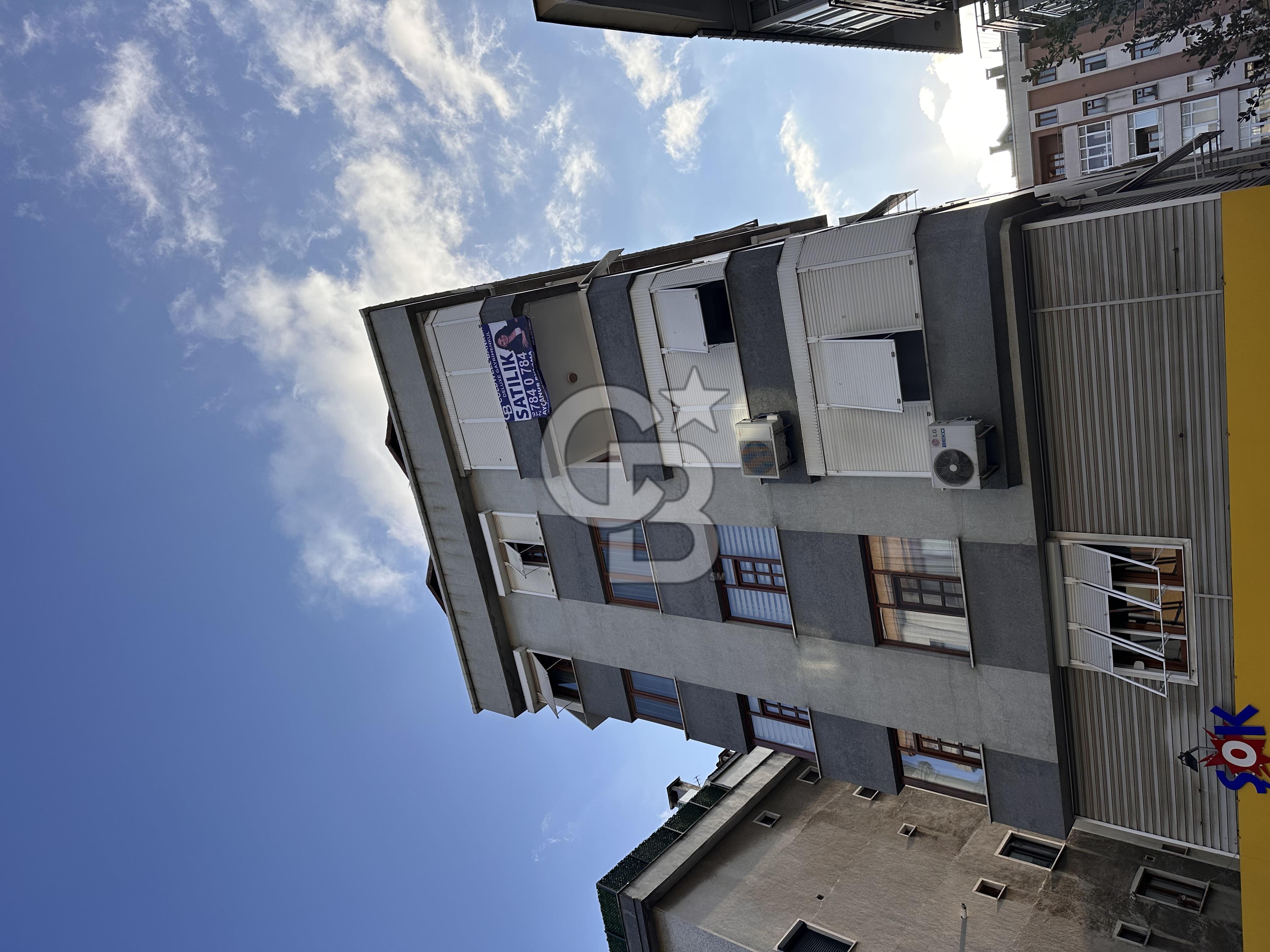 Maltepe'de Feyzullah Mahallesi'de Ferah ve şık 3+1 Satılık Daire