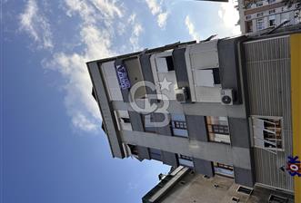 Maltepe'de Feyzullah Mahallesi'de Ferah ve şık 3+1 Satılık Daire