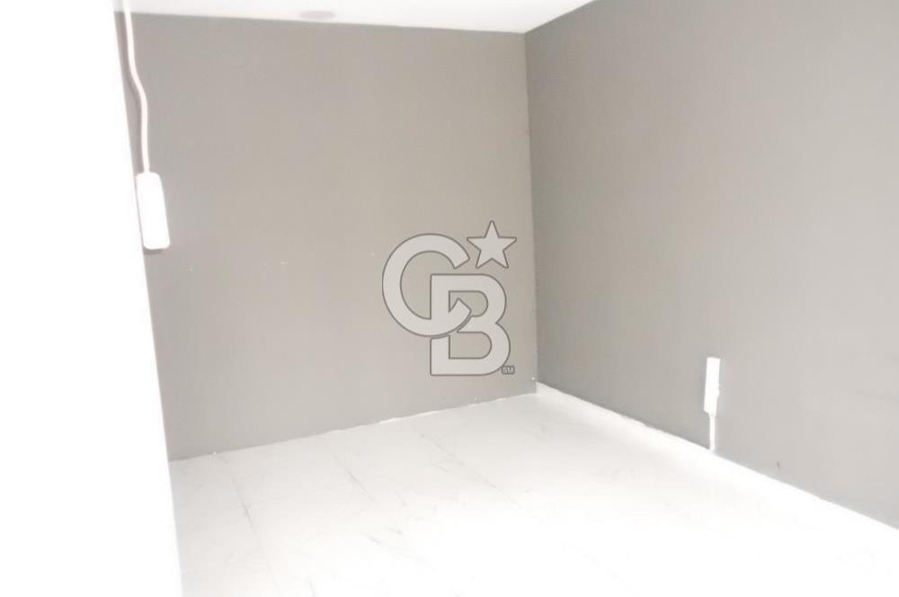 CB  EVEREST'TEN CADDE ÜSTÜ TABELA DEGERİ YÜKSEK KİRALIK DÜKKAN