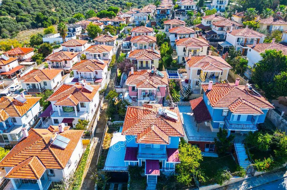 Kuşadası Rüya Villaları'nda Geniş Teraslı Satılık Villa!
