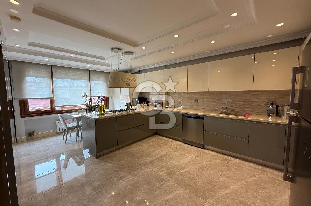FLORYA'DA DENİZ MANZARALI LÜX DEKORASYONLU GENİŞ DAİRE