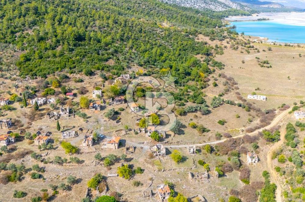 CB MARİNA'DAN KAPUBAĞ'DA GÖL MANZARALI SATILIK KARGİR EV VE TARLA