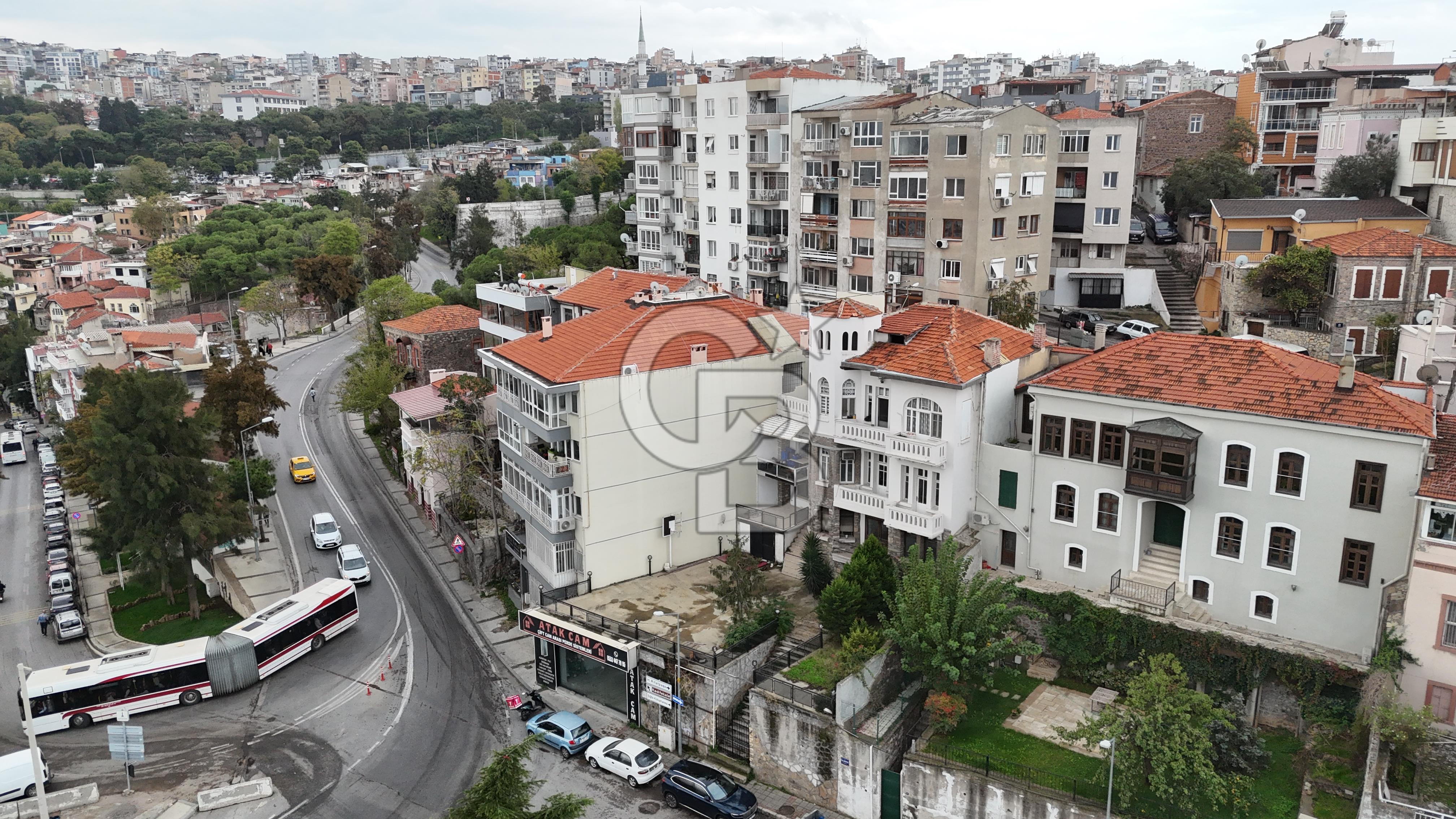 İZMİR VARYANT ÜZERİNDE TARİHİ VE MİMARİ DEĞERİYLE NADİR BULUNAN SATILIK KONAK