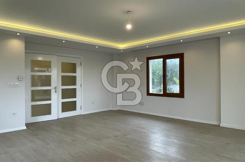 Urla Atatürk Mahallesinde Geniş Bahçeli Satılık 6+1 Villa