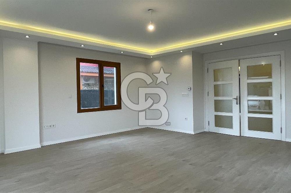 Urla Atatürk Mahallesinde Geniş Bahçeli Satılık 6+1 Villa