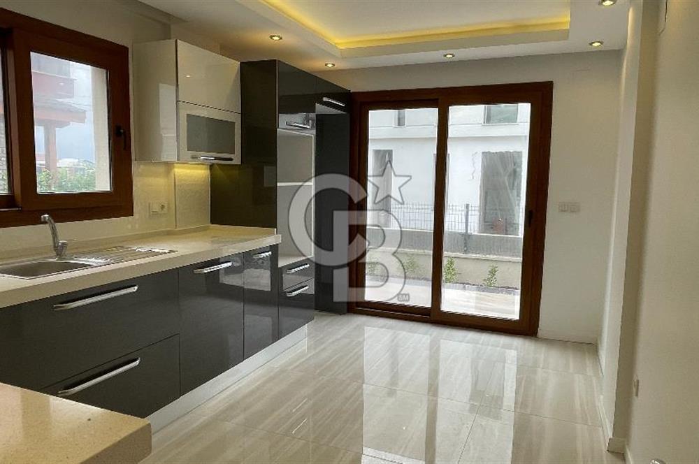 Urla Atatürk Mahallesinde Geniş Bahçeli Satılık 6+1 Villa