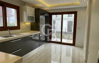 Urla Atatürk Mahallesinde Geniş Bahçeli Satılık 6+1 Villa