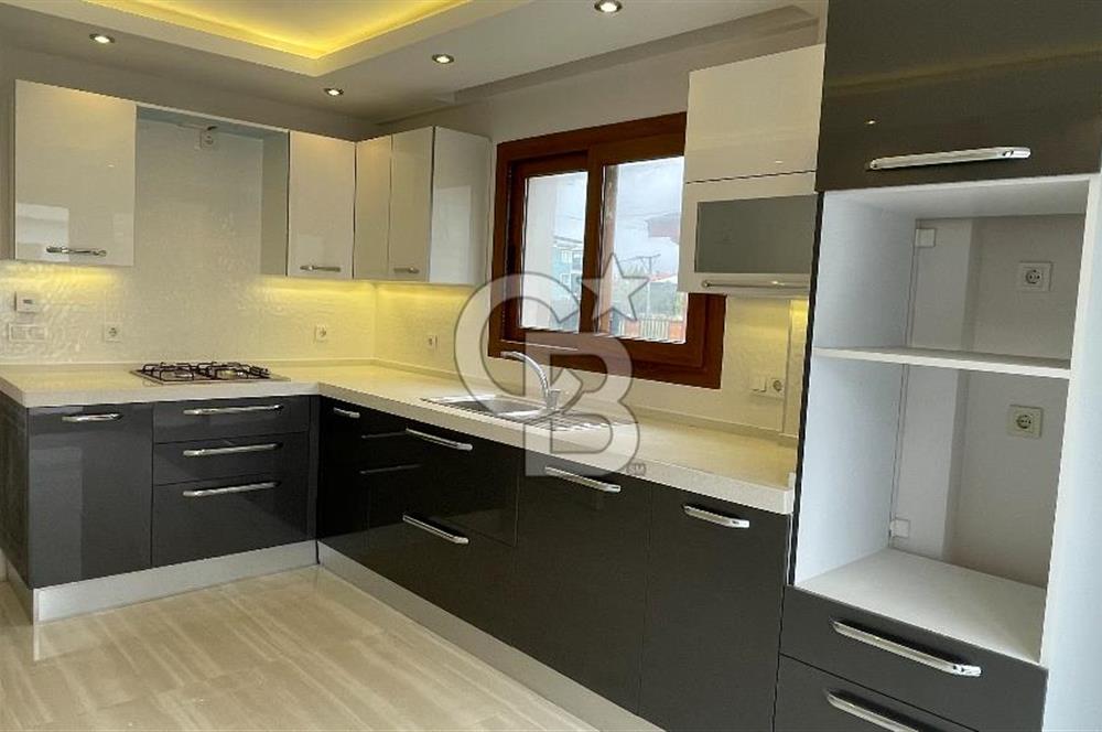 Urla Atatürk Mahallesinde Geniş Bahçeli Satılık 6+1 Villa