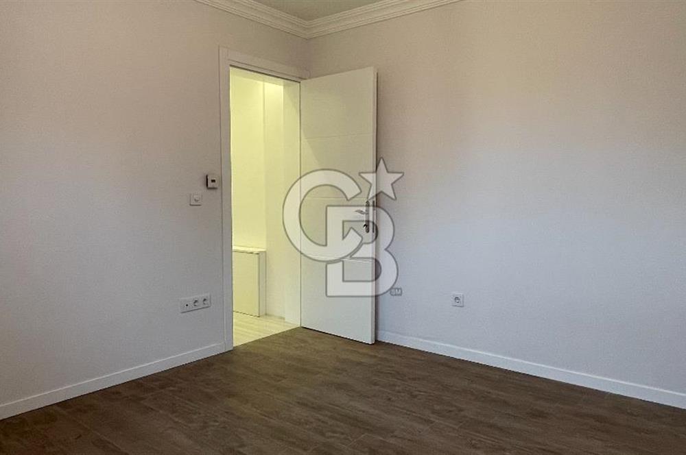 Urla Atatürk Mahallesinde Geniş Bahçeli Satılık 6+1 Villa