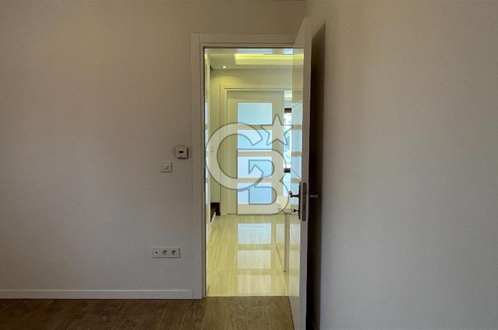 Urla Atatürk Mahallesinde Geniş Bahçeli Satılık 6+1 Villa