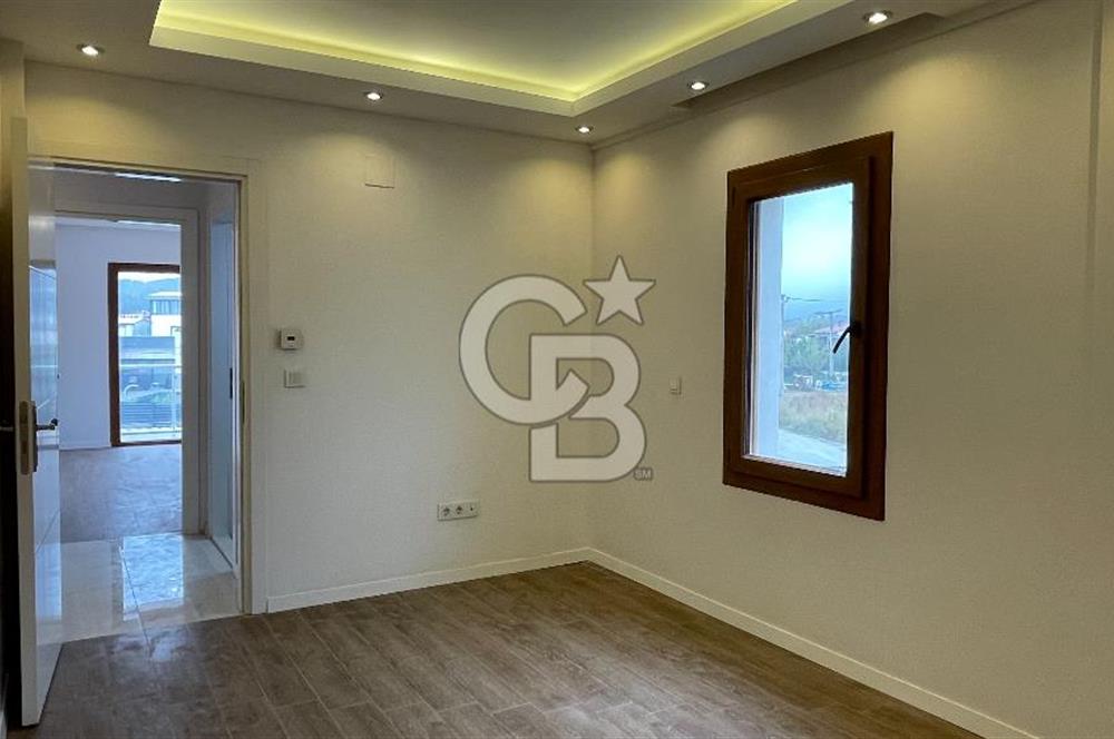 Urla Atatürk Mahallesinde Geniş Bahçeli Satılık 6+1 Villa