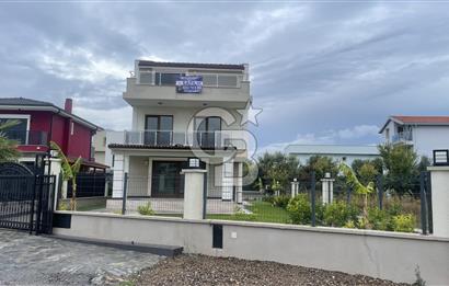 Urla Atatürk Mahallesinde Geniş Bahçeli Satılık 6+1 Villa
