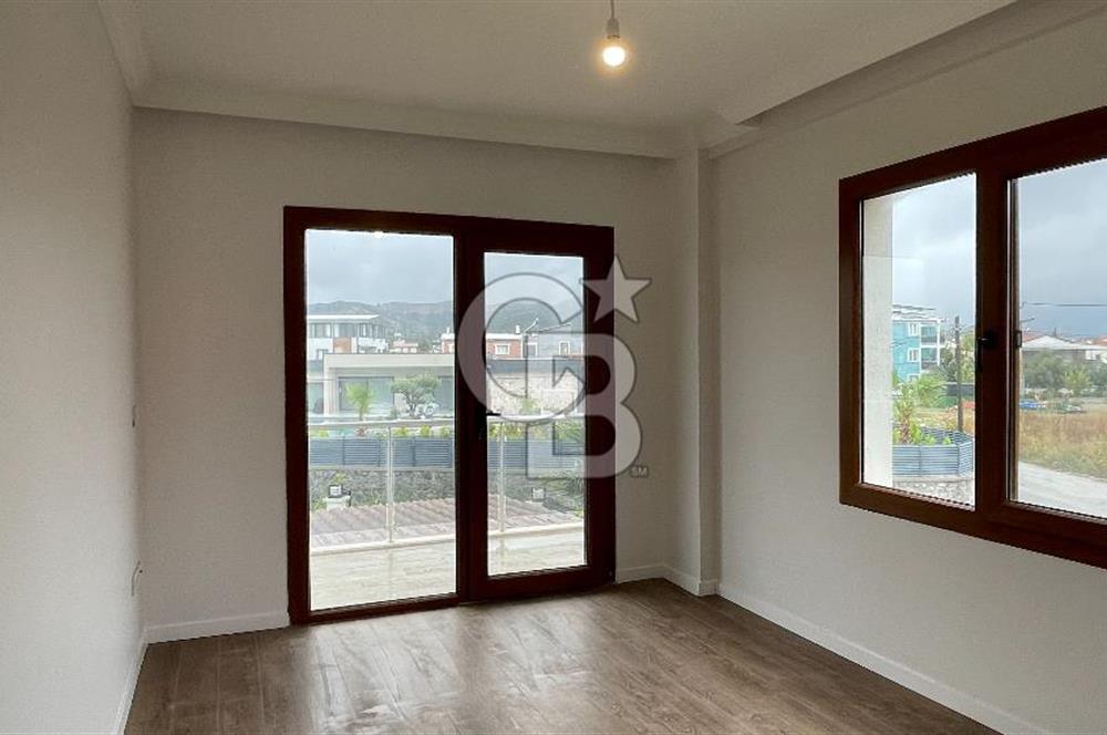 Urla Atatürk Mahallesinde Geniş Bahçeli Satılık 6+1 Villa