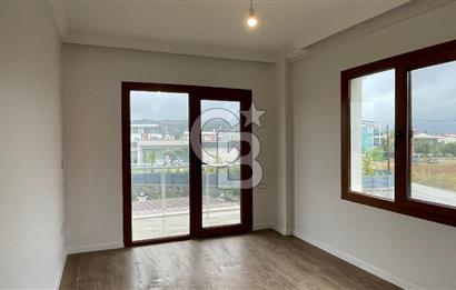 Urla Atatürk Mahallesinde Geniş Bahçeli Satılık 6+1 Villa