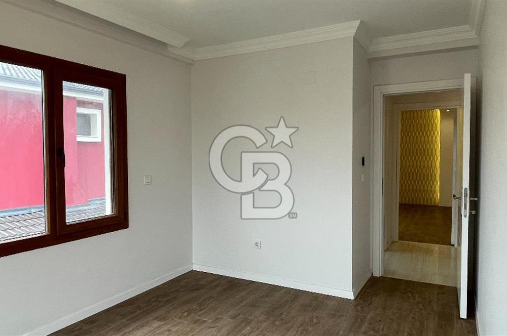 Urla Atatürk Mahallesinde Geniş Bahçeli Satılık 6+1 Villa