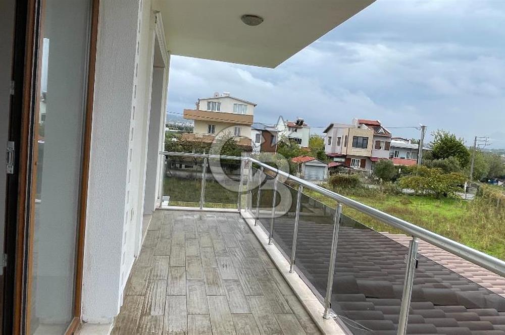 Urla Atatürk Mahallesinde Geniş Bahçeli Satılık 6+1 Villa