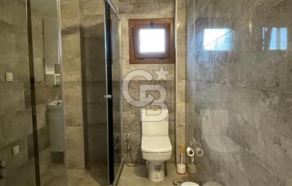 Urla Atatürk Mahallesinde Geniş Bahçeli Satılık 6+1 Villa