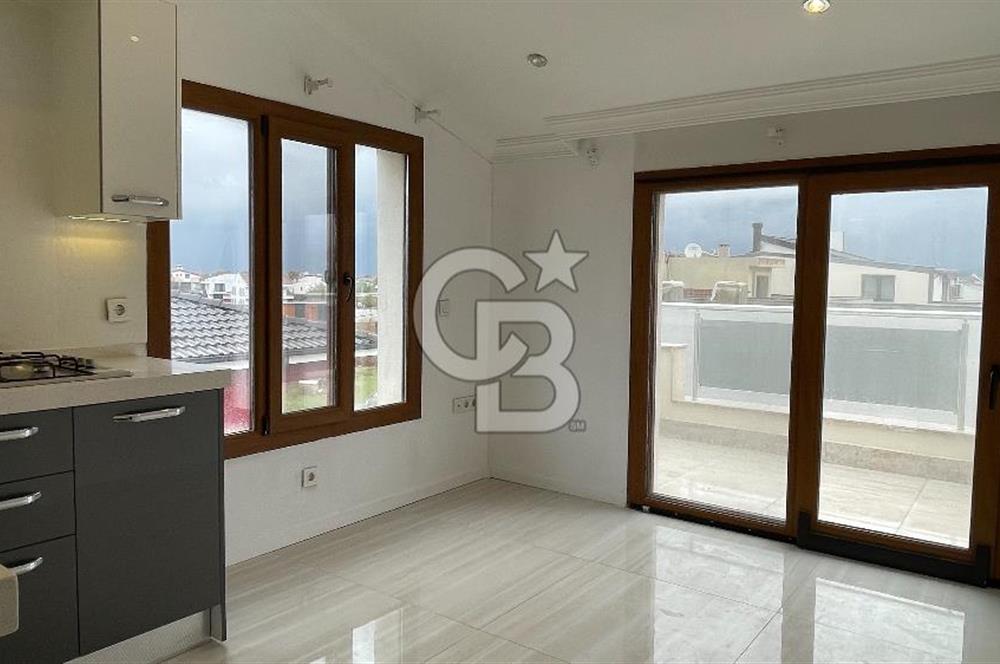 Urla Atatürk Mahallesinde Geniş Bahçeli Satılık 6+1 Villa