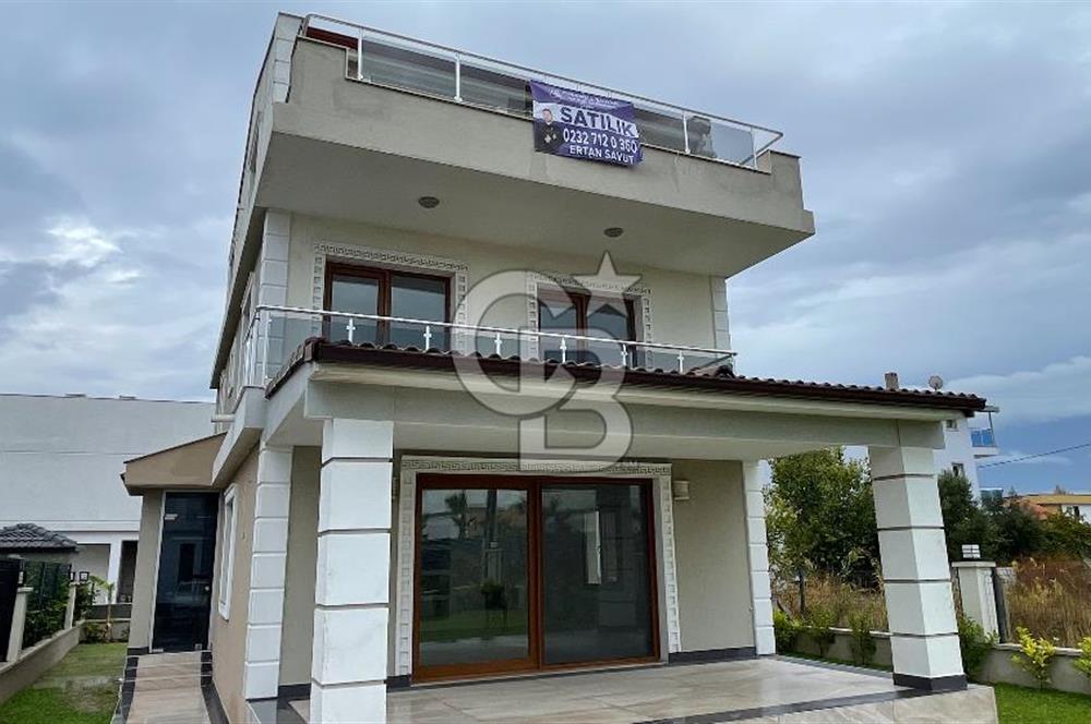 Urla Atatürk Mahallesinde Geniş Bahçeli Satılık 6+1 Villa