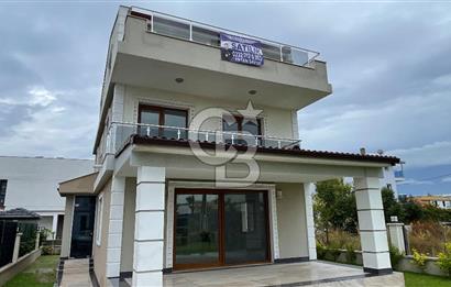 Urla Atatürk Mahallesinde Geniş Bahçeli Satılık 6+1 Villa
