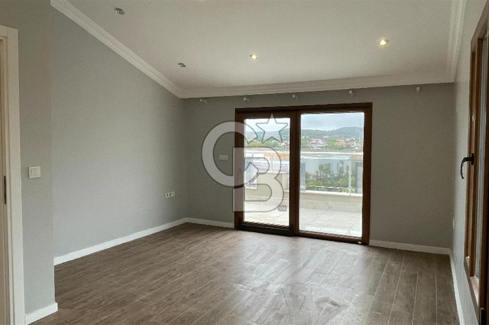 Urla Atatürk Mahallesinde Geniş Bahçeli Satılık 6+1 Villa