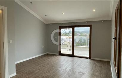 Urla Atatürk Mahallesinde Geniş Bahçeli Satılık 6+1 Villa