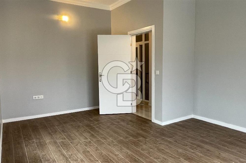 Urla Atatürk Mahallesinde Geniş Bahçeli Satılık 6+1 Villa