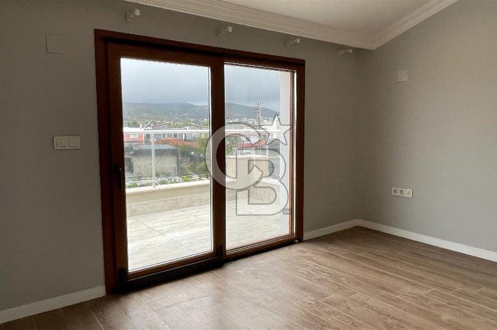 Urla Atatürk Mahallesinde Geniş Bahçeli Satılık 6+1 Villa