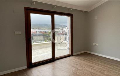 Urla Atatürk Mahallesinde Geniş Bahçeli Satılık 6+1 Villa