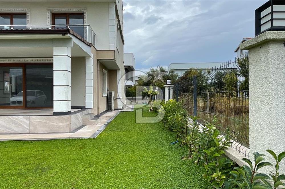 Urla Atatürk Mahallesinde Geniş Bahçeli Satılık 6+1 Villa