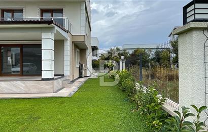 Urla Atatürk Mahallesinde Geniş Bahçeli Satılık 6+1 Villa