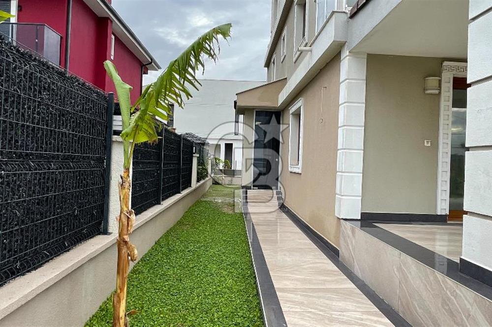 Urla Atatürk Mahallesinde Geniş Bahçeli Satılık 6+1 Villa