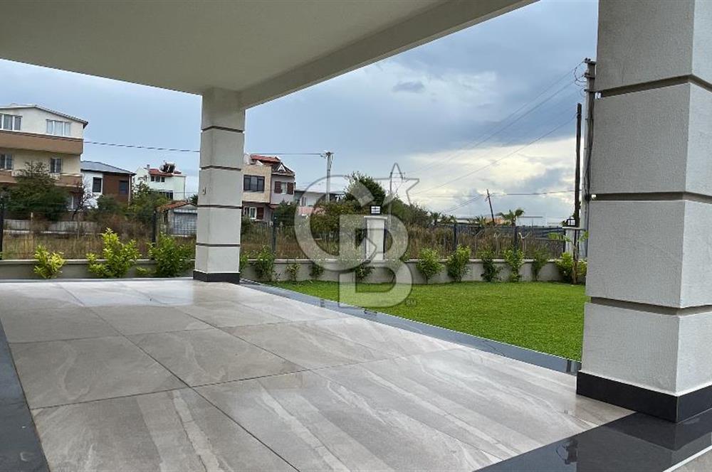 Urla Atatürk Mahallesinde Geniş Bahçeli Satılık 6+1 Villa