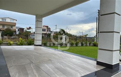 Urla Atatürk Mahallesinde Geniş Bahçeli Satılık 6+1 Villa