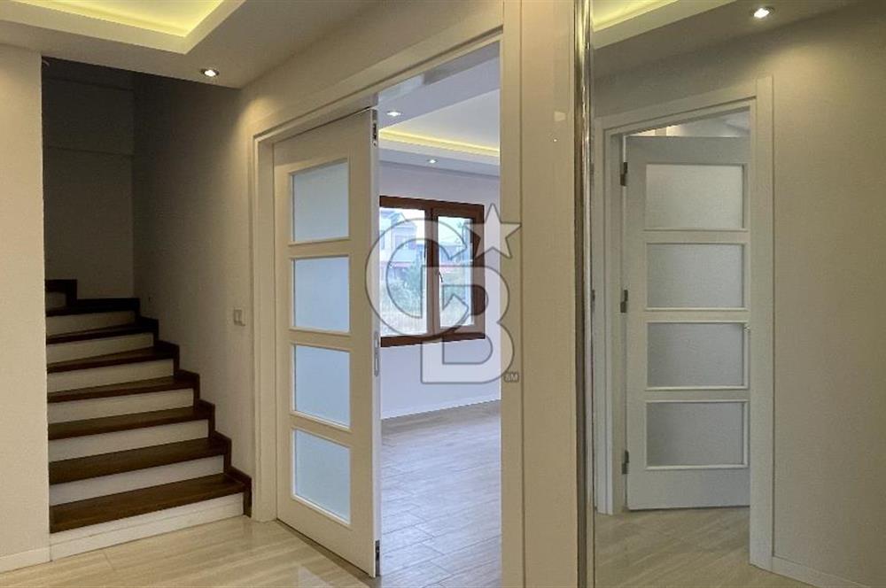 Urla Atatürk Mahallesinde Geniş Bahçeli Satılık 6+1 Villa