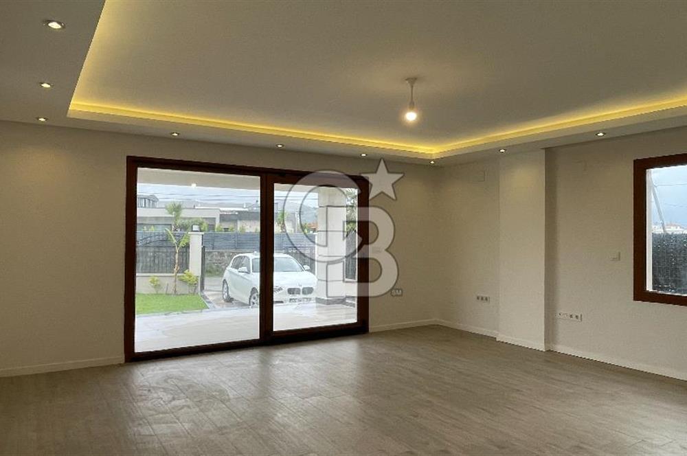 Urla Atatürk Mahallesinde Geniş Bahçeli Satılık 6+1 Villa