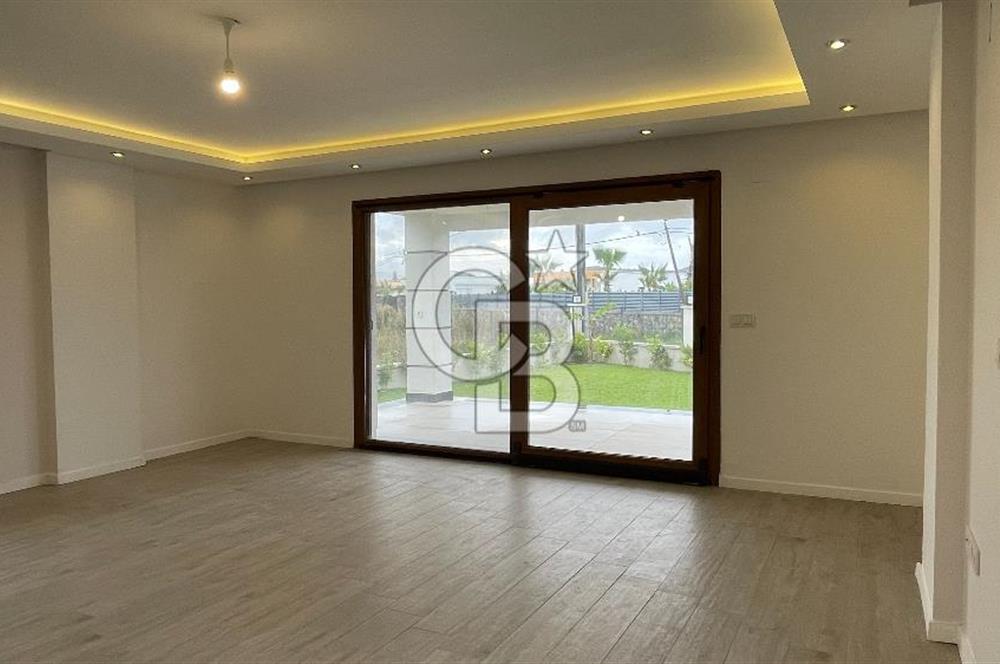 Urla Atatürk Mahallesinde Geniş Bahçeli Satılık 6+1 Villa