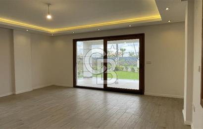 Urla Atatürk Mahallesinde Geniş Bahçeli Satılık 6+1 Villa