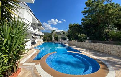 Akbükün Kalbinde,Üç Manzarayı Bir Arada Sunan 2+1 Satılık Daire