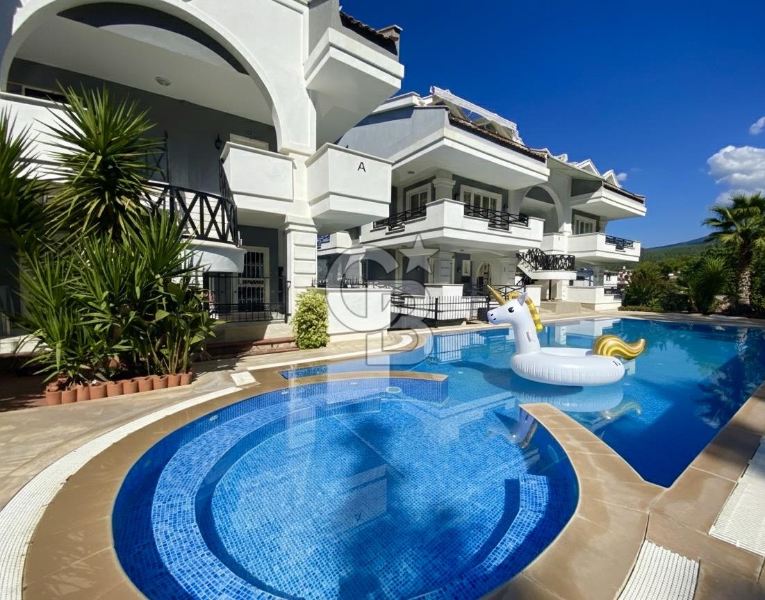 Akbükün Kalbinde,Üç Manzarayı Bir Arada Sunan 2+1 Satılık Daire