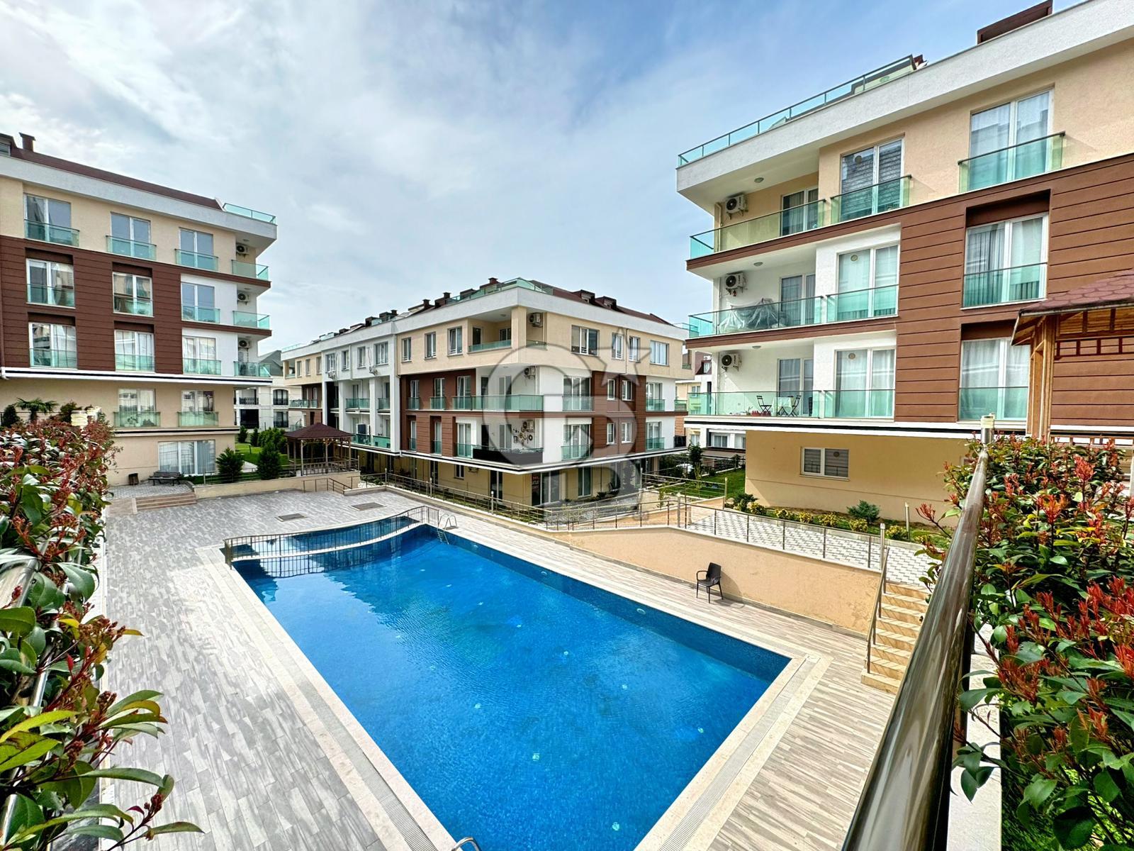 KAVAKLI MH ŞEHRİ BEYAZ 2 SİTESİNDE SATILIK 8+1 BÜYÜK TİP DAİRE