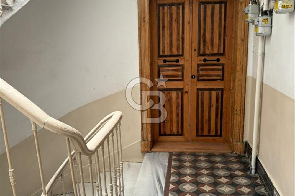 İstiklal'e bir dakika satılık daire