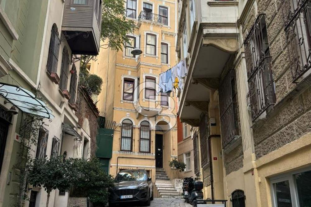 İstiklal'e bir dakika satılık daire
