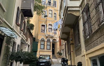 İstiklal'e bir dakika satılık daire