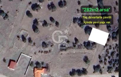 AYVACIK İLÇESİ'NE 3KM. TAŞ DUVARLI,İÇİNDE YAPI OLAN"282M2 ARSA"
