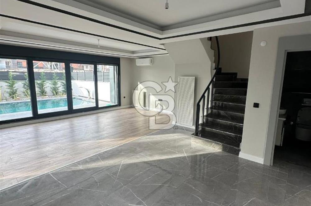 BEYLİKDÜZÜNDE DENİZ MANZARALI MÜSTAKİL HAVUZLU 5+2 SIFIR VİLLA