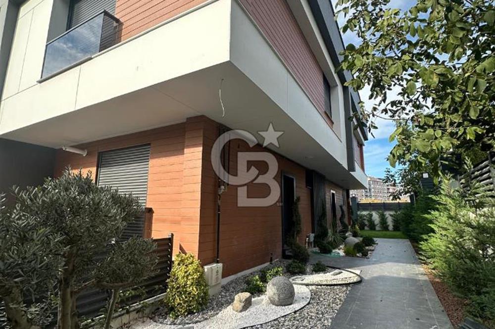 BEYLİKDÜZÜNDE DENİZ MANZARALI MÜSTAKİL HAVUZLU 5+2 SIFIR VİLLA