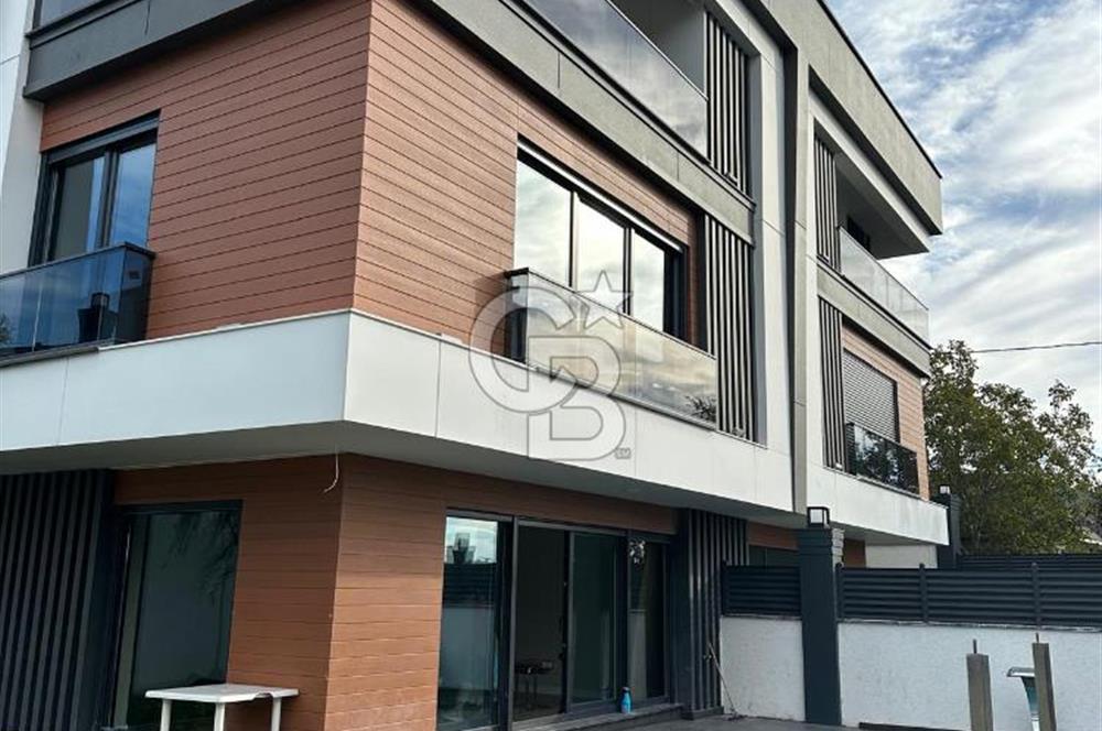 BEYLİKDÜZÜNDE DENİZ MANZARALI MÜSTAKİL HAVUZLU 5+2 SIFIR VİLLA