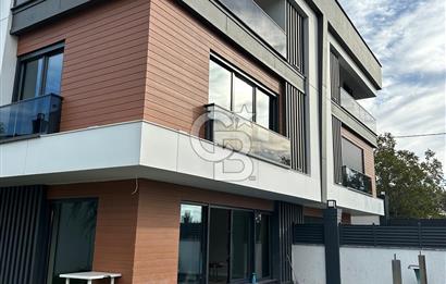 BEYLİKDÜZÜNDE DENİZ MANZARALI MÜSTAKİL HAVUZLU 5+2 SIFIR VİLLA