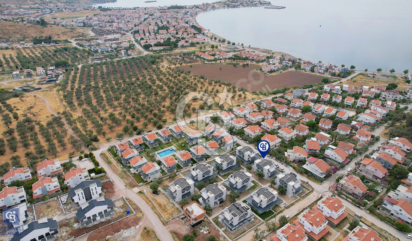 ÇANDARLI'DA SİTE İÇİNDE ÖNÜ FERAH GENİŞ BAHÇELİ 4+1 VİLLA!